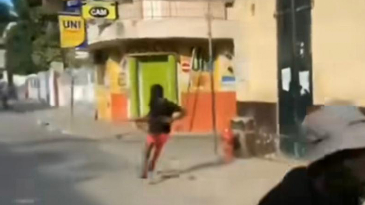Une arme automatique de la Police emportée par un manifestant au Cap-Haïtien