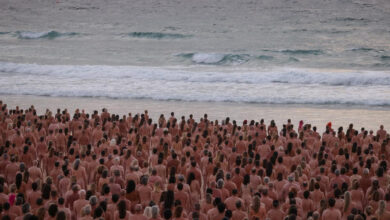 Contre le cancer de la peau, 2 500 personnes posent nues sur une plage australienne