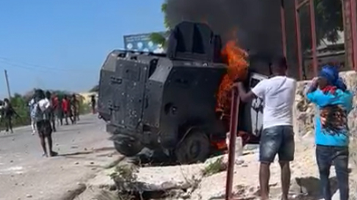 Un véhicule blindé de la Police incendié par des civils armés à Canaan