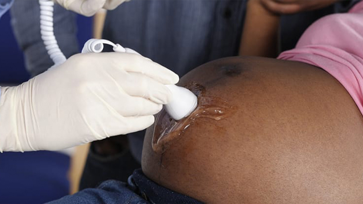 Une femme enceinte noire s'exprime après une interaction avec une infirmière blanche