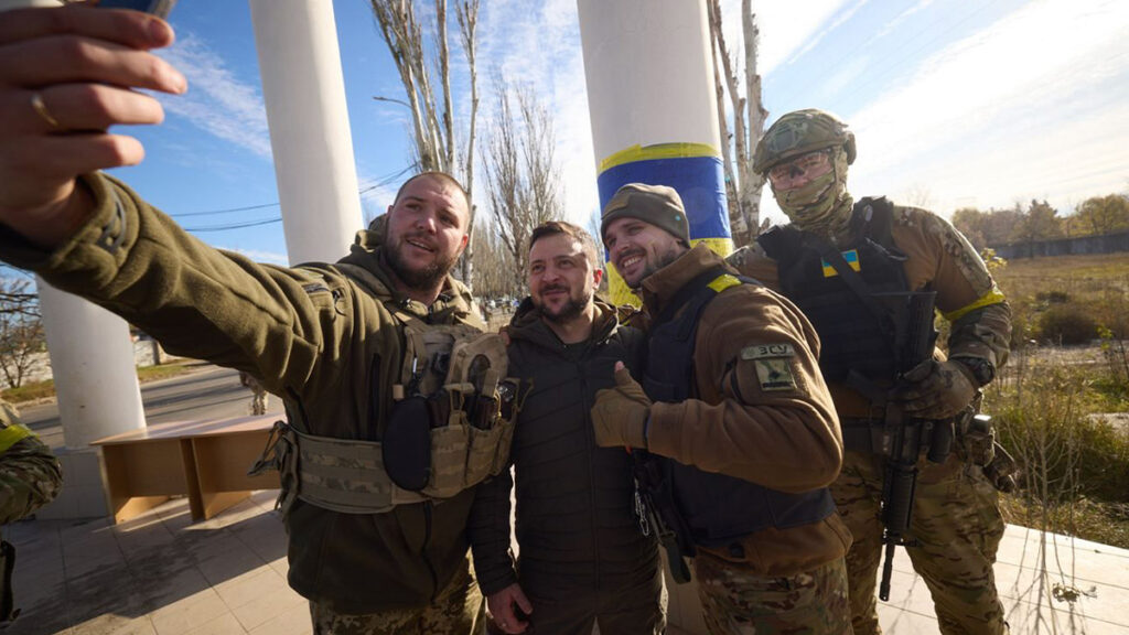 Zelensky visite Kherson, ville reconquise suite au retrait russe, et se dit "prêt pour la paix"