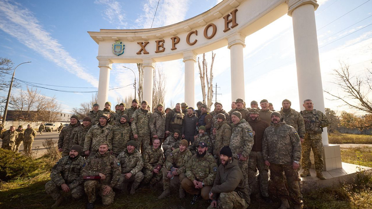 Zelensky visite Kherson, ville reconquise suite au retrait russe, et se dit "prêt pour la paix"