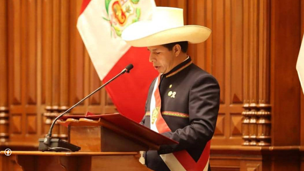 Le président péruvien dissout le Parlement qui, à son tour, vote sa destitution