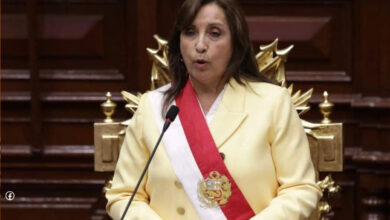 Dina Boluarte prend fonction comme première femme présidente du Pérou après la destitution de Pedro Castillo