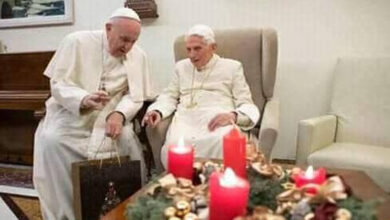 Le Pape François appelle à prier pour l'ancien Pape Benoît XVI, gravement malade