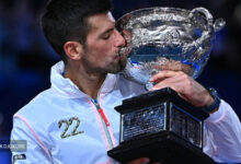 Novak Djokovic remporte l'Open d'Australie pour se mettre à la hauteur de Nadal