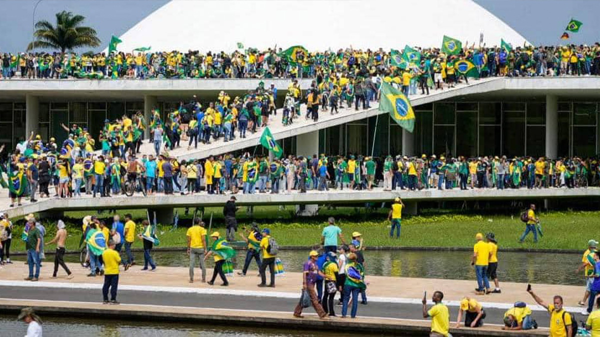 Au Brésil, des manifestants pro Bolsonaro envahissent les abords du Congrès
