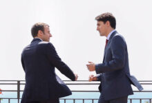 Emmanuel Macron et Justin Trudeau remportent le prix de "l'indignité linguistique" 2022
