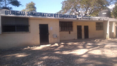 Le bureau de l'immigration de Hinche fermé par un groupe d'individus pour manque de matériels