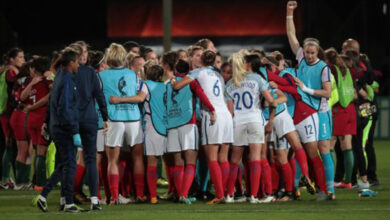 La sélection anglaise féminine désormais avec un short bleu en raison des règles des joueuses