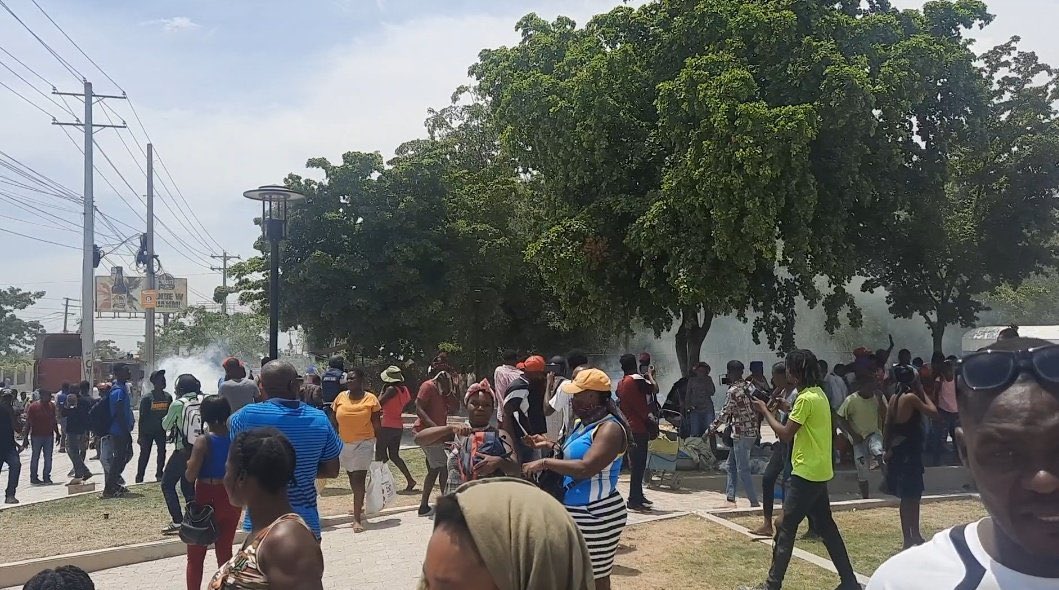 Des déplacés devant l'ambassade des États-Unis à Port-au-Prince gazés par la Police