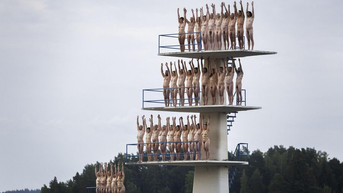 Un projet artistique rassemble un millier de personnes nues en Finlande