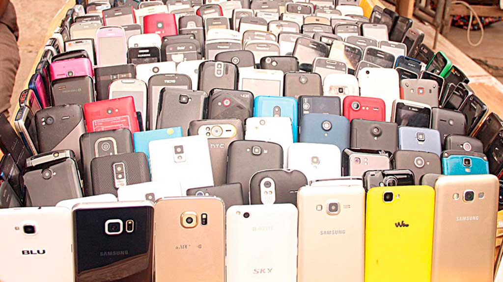 Un individu rentre dans un centre d'examen au Cap-Haïtien et emporte plusieurs téléphones portables
