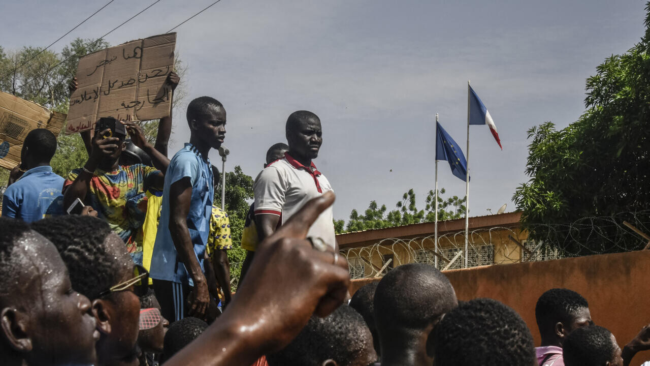 Des milliers de manifestants réunis devant l'ambassade de France au Niger pour réclamer la présence de la Russie