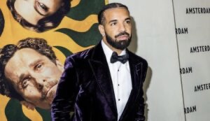 Drake reçoit un soutien-gorge géant sur scène
