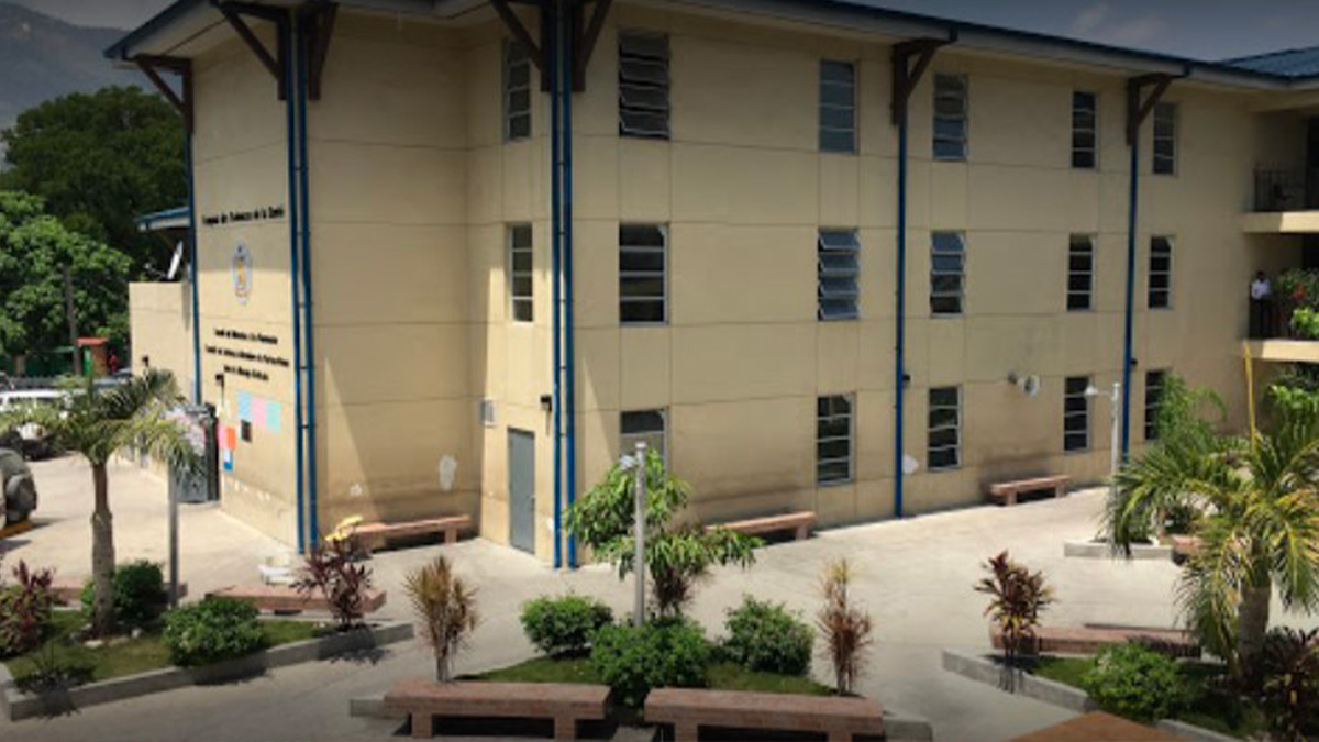 Le bâtiment de la Faculté de Médecine et de Pharmacie de Port-au-Prince touché par des projectiles