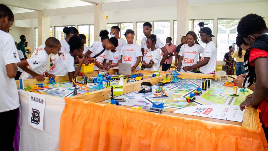 Formés par Educáre, cinq jeunes vont représenter Haïti dans un concours de robotique à Singapour
