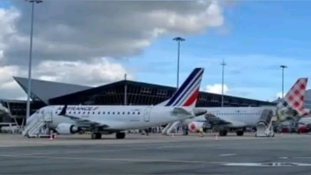 Plusieurs aéroports en France évacués en raison de menaces d'attentats