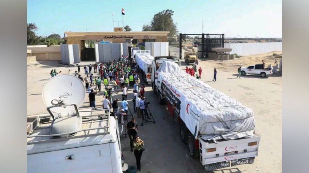 Un premier convoi d'aide humanitaire franchit les portes de Gaza