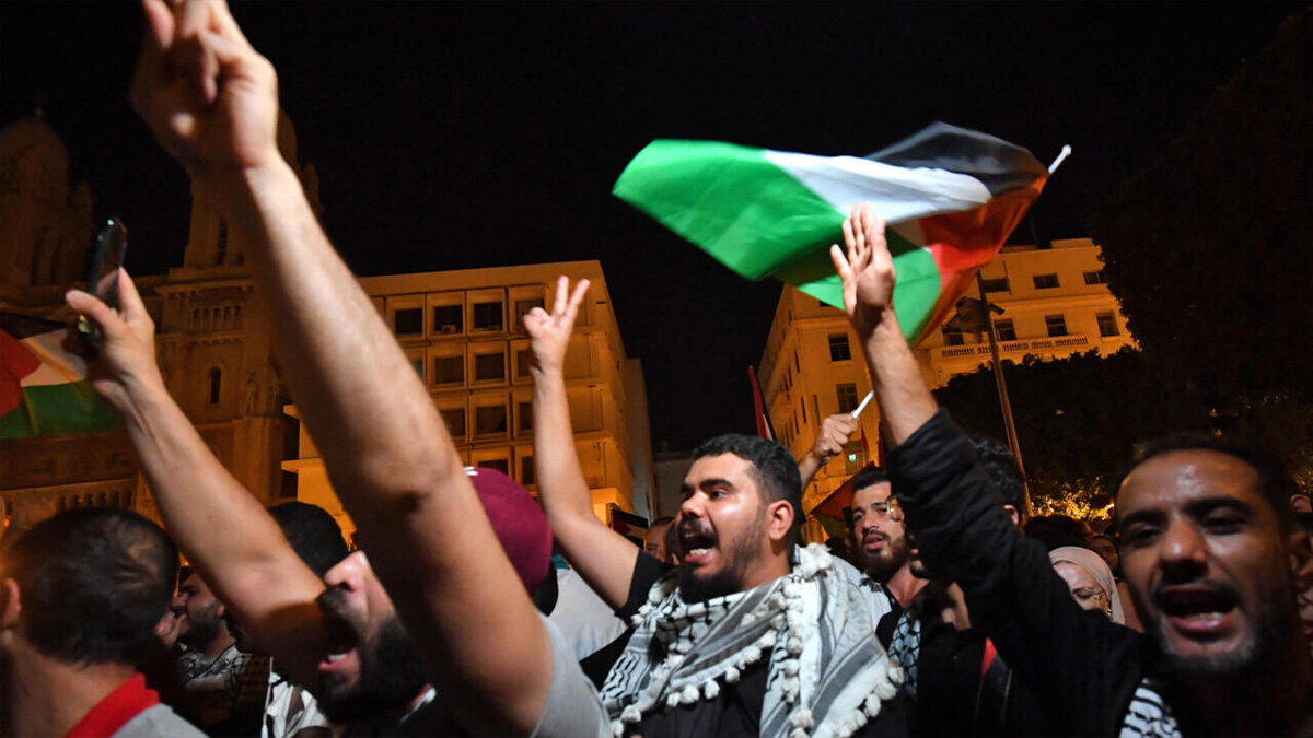 Tunisie : une foule immense devant l'ambassade de France pour soutenir Gaza