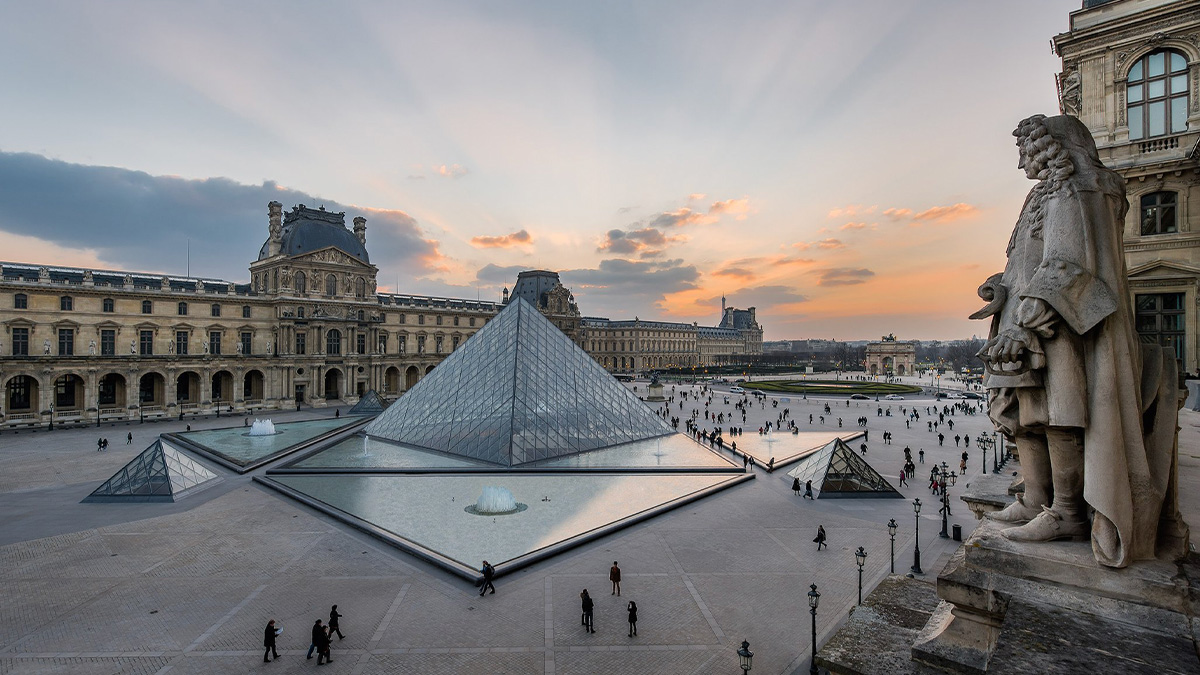 Le Louvre ferme ses portes pour "des raisons de sécurité" par crainte d'attentat