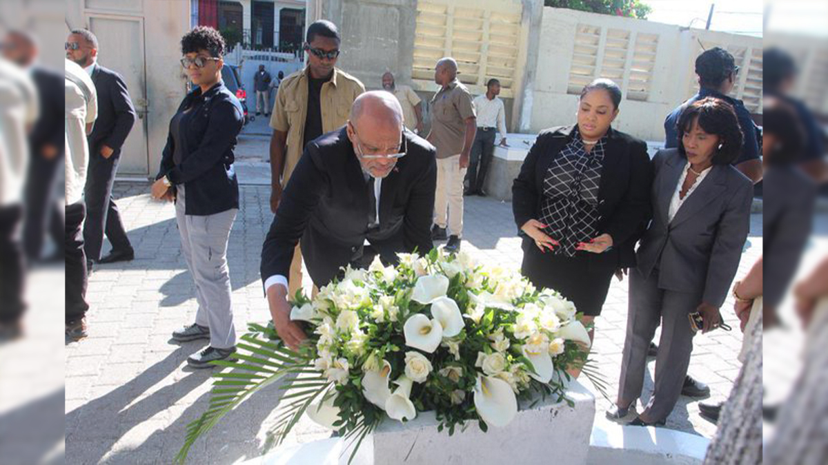Le PM Ariel Henry a déposé une gerbe de fleurs en mémoire des victimes du massacre de la Ruelle Vaillant