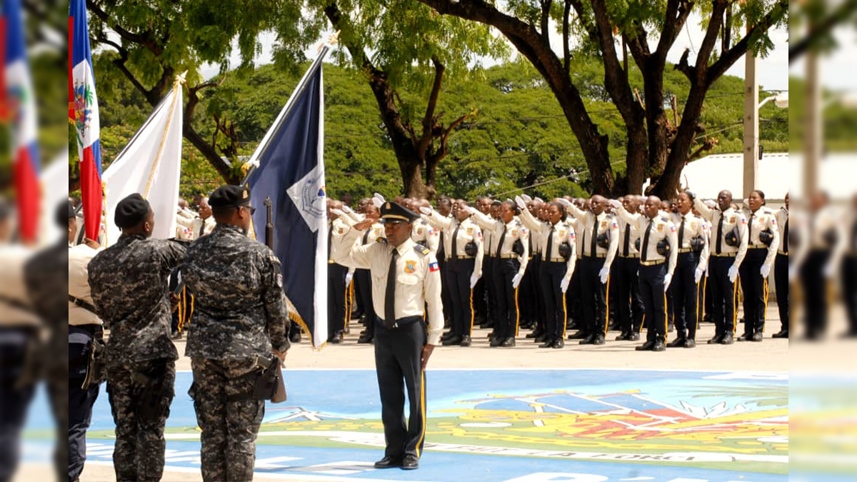 Une première cohorte de policiers haïtiens boucle une formation en Jamaïque pour faire face à l'insécurité
